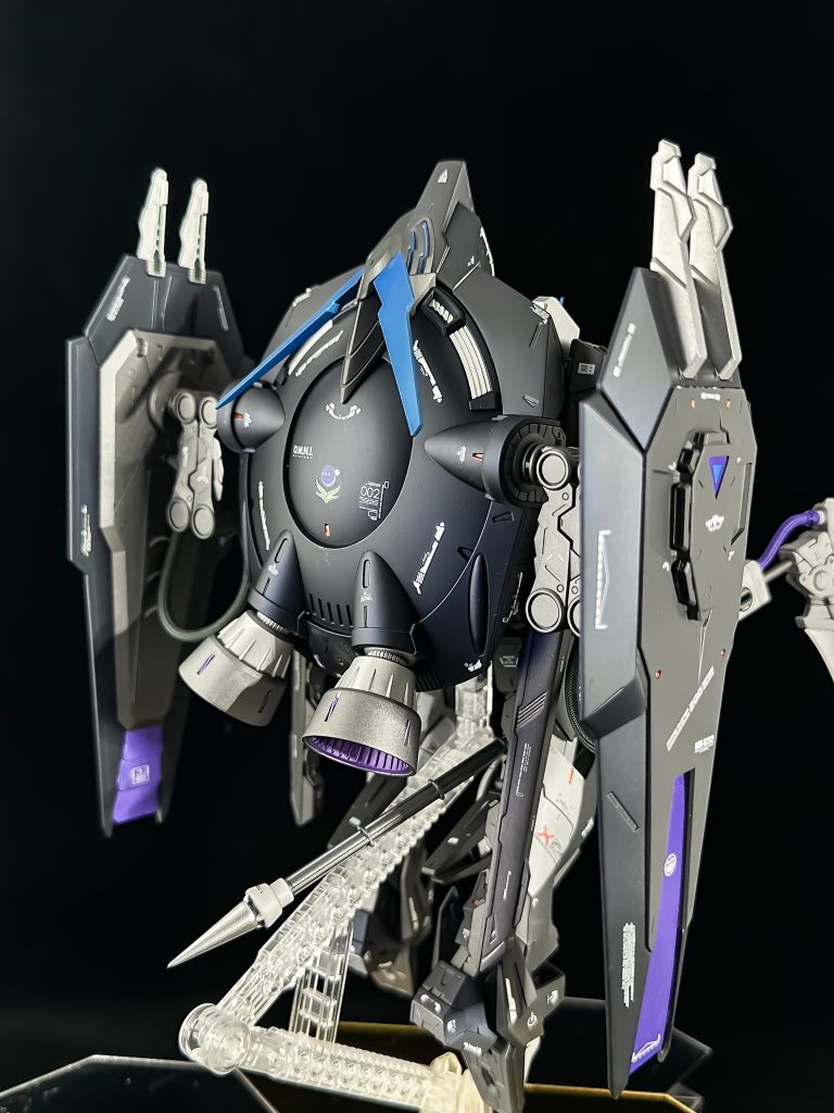 背面本体は濃淡グレー２色、強襲用装備はガイアプリズムブルーブラックでネイビー、メタリックパープルとブルーをアクセントにしています。