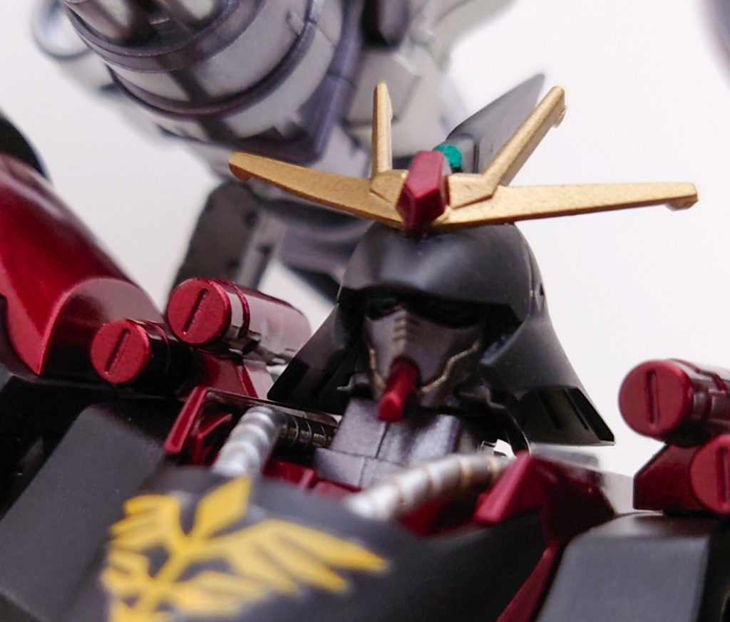 今回は、サザビーをガンダムフェイスに改造しております。ちなみに、ミキシングしているのはHi-νガンダムのものです。同じアナハイム社製ですので違和感はないのかなと思います。