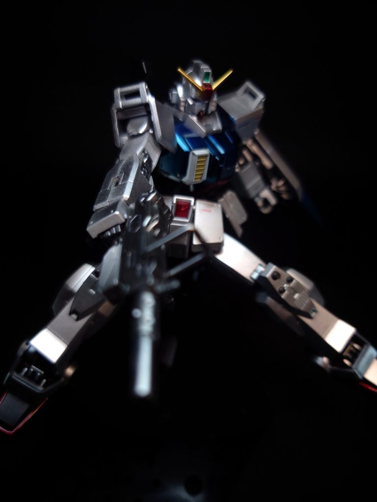 陸戦型ガンダムは高性能な機体であったものの、そのコスト高から物量による戦術を優先する連邦軍の意向により、生産数は20機ほどにとどまった[7][注 1]。そのため、補修用部品はパーツそのものの希少性から不足しており、機体を修復する際は十分なパーツが入手できない事態も発生した[15]。正規品での補修ができない状況も多数見受けられたが、性能は劣るものの構造が共通している陸戦型ジムの補修パーツや、基地内で保有するパーツ（ジオン軍から鹵獲したMSのパーツを含む）などを流用して修理されることも多く、多くの現地改修型を生み出す要因ともなった[16]。後述のEz8やジムヘッドもその1つである。