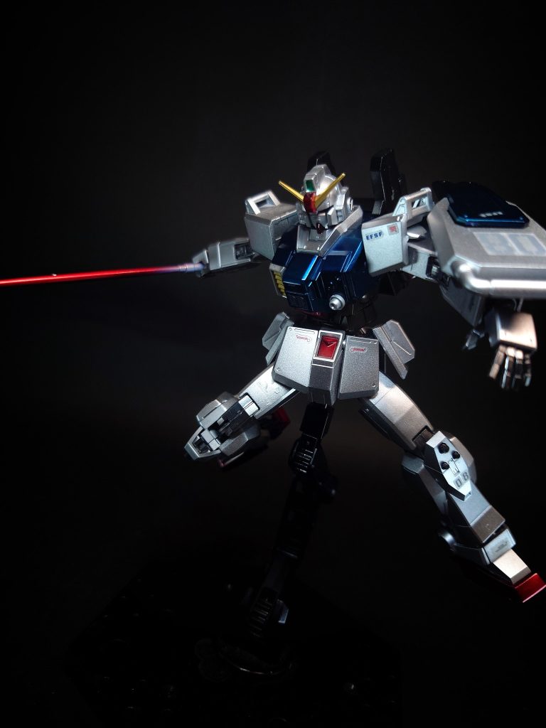 ビーム・サーベル型式番号：X.B.Sa-G-03[13]RX-78と同じ連邦軍標準タイプのビームサーベルであり、外観に細かな差異があることを除けば基本的には同じものである。装備部位は脚部（ふくらはぎにあたる部分）の内蔵型サーベル・ラックに変更されているが、これは地上用ゆえに姿勢制御スラスターや燃料タンクが省略されてスペースが空いたことと、防塵対策を兼ねた措置である[29]。劇中では最低出力に調整後、雪と岩盤にビームをぶつけて湯だまりを作り出す際にも利用された。ロケット・ランチャー[注 7]型式番号：YHI ERRL-TYPE.Doc-04/380mm[26] / NFHI RPHB-type.Doc-04/380mm[21]陸戦型ジムとの共通武装。装弾数は7発[12]。密林での取り回しも考慮され、砲身が短いものとなっている。『第08MS小隊』劇中では第3話でサンダース機が装備し、マサドが操縦する戦闘ヘリを撃墜している。ミサイル・ランチャー型式番号：YHI 6ML-79MM[26]陸戦型ジムとの共通武装。ヤシマ重工製[26]。装弾数6発の追尾性能の高い装備で、カレン機が第3話などで装備している。ミサイルランチャーは陸戦強襲型ガンタンクにも2発分装備されている。ロングレンジ・ビーム・ライフル型式番号：BLASH XBR-X-79YK[26]ブラッシュ社製[26]。打ち上げ中のザンジバル級ケルゲレンを地上から狙撃しエンジン部を破壊、さらにそこから脱出したグフフライトタイプを狙撃出来るほどの長距離射撃能力を有する。単体でも持ち運び可能で、超長距離射撃の際には長時間の高出力ビームの放出が可能な事と引き換えに膨大な熱を発する為、射撃中は冷却材を絶やさないように冷却装備との連結が必須となる。主に陸戦型ジム用の装備だが、陸戦型ガンダムでも使用可能[30]。