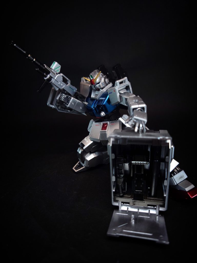 ウェポン・ラック本機の背部にはウェポンコンテナやパラシュートパックといった様々な装備を取り付けるウェポンラックが存在する。なお、ラックには折り畳み式のサーチライトを備える[6]。フォークリフト[14]部分は展開・収納や高低の調節が可能[注 10]。ウェポン・コンテナ[6]ウェポン・ラックに装着可能な予備兵装用のコンテナ。材質はルナ・チタニウムを採用している[17]。コンテナ内部には前述のユニット化した180ミリキャノンやロケット・ランチャー、ミサイル・ランチャーなどの大型火器を作戦に応じて分解し収納、携行が可能。地上戦では補給線が延び切ることも多く、MS単独で運用する際に役立っている。