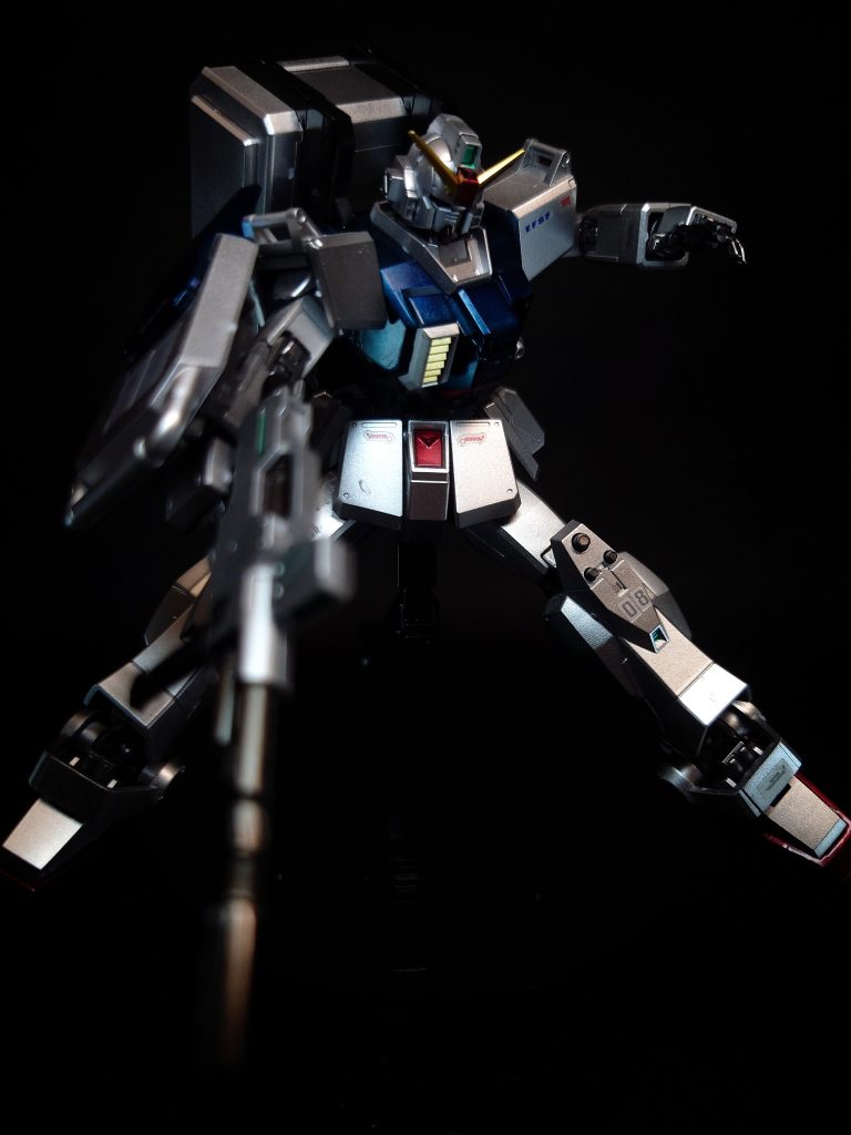 武装・装備ビーム・ライフル型式番号：BLASH XBR-M-79E[20] / P.B.R-0079/A12 S-000011[13]、同S-0000204[21][注 6]RX-78用ビーム・ライフル (XBR-M-79-07G) に続く廉価普及版を目指し、ブラッシュ社によって開発される[22]。装弾数は1チャージ当たり16発[20]。基本構造はXBR-M-79系を踏襲して設計されており、バトルプルーフ（実戦実証）された高い信頼性を誇る[20]。強化された環境センサーと新型照準システムを搭載し、改良されたIフィールド・チョークによって命中精度が向上している[20]。従来の円筒形から方形に変更された照準センサーは、性能向上とコストダウンを両立している[20]。望遠モードならば10キロメートル離れた場所からの狙撃も可能であるが精度は極めて低く、命中には経験と高度な技能を必要とする[23]。まだ量産体制が整っていないことから配備が遅れ、また少数の生産で終わっている[9]。