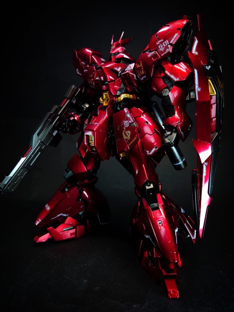 当初はギラ・ドーガをベースとしたヤクト・ドーガの開発が進められていたが、基礎骨格であるムーバブル・フレームのサイズがサイコミュ機器を内装するのに不足していたため、試行錯誤の末に要求に適合したサイズをもつサザビーが新規に開発される。当初はMAサイズの機体となる案も存在したが、のちにその案はα・アジールに引き継がれる[2]。