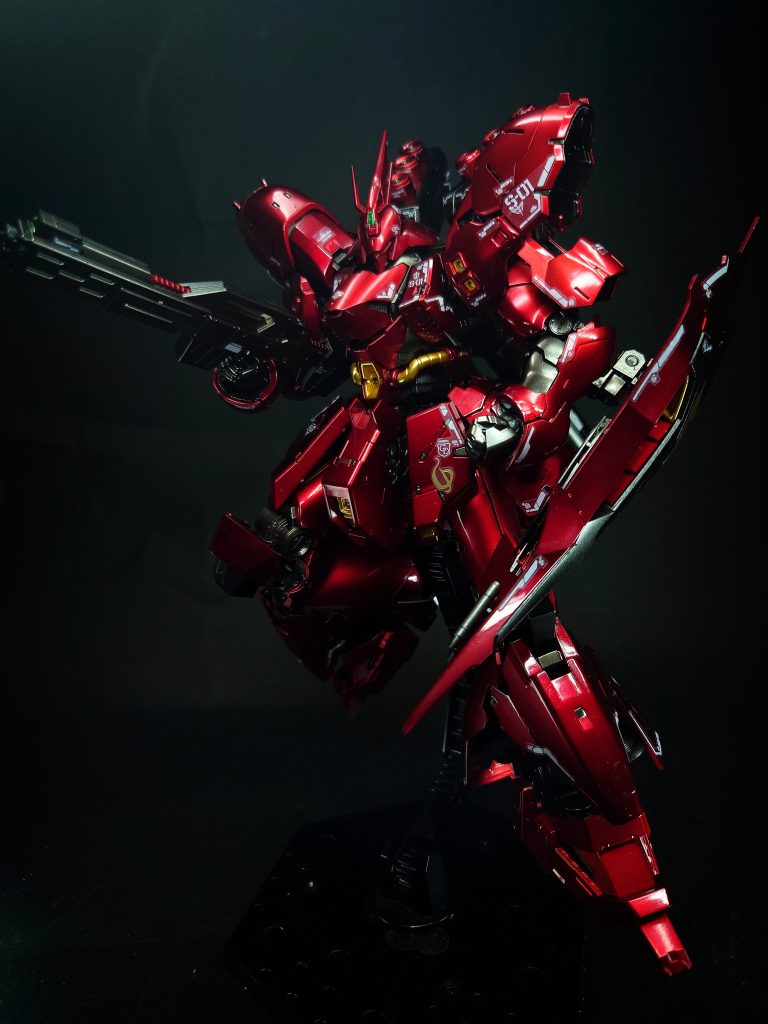 腹部メガ粒子砲腹部に装備された本機唯一の内蔵火器。腹部左右の動力パイプを介して背部のジェネレーターに直結している。出力8.8メガワット[8]。ビームを広範囲に拡散することで、一度で複数のジェガンの同時撃破やアクシズの岩石を削り取るなど大きな破壊力を見せる。ただエネルギー消費が激しいため、機体がパワーダウンすると威力は激減する[18]。劇中でも、νガンダムとの戦闘時にメガ粒子砲のビームが弱くなり、シャアが「パワーダウンだと？」と驚く描写がある。ロング・ライフル作中未登場で、イメージボードにのみ描かれた武器。プラモデル『マスターグレード サザビー Ver.Ka』などに付属。ハンド・キャノン作中未登場。『B-CLUB』よりガレージキットが発売されたのみで、ほぼ詳細不明。