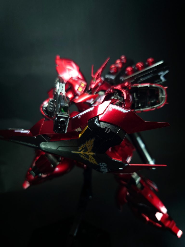 内部構造の一部にはヤクト・ドーガにも採用されたサイコ・フレームを配置し、高い追従性を獲得[10]。サイコ・フレームは機体の軽量化とにも寄与し、軽量かつ高強度の新ガンダリウム系装甲の採用と相まって、各部に推進器を増設可能なほどのスペースの余裕も生まれている[1]。バックパックのスラスターは3基で初期型のリック・ドム1機分に相当する推進力を発生し、下段左右に接続された2基のプロペラント・タンクによって最大戦闘出力時間が90秒以上延長されている[2]。