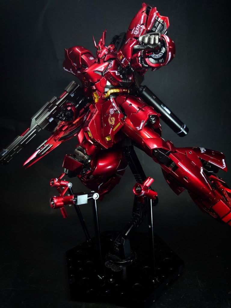 ファンネルヤクト・ドーガと同型のサイコミュ誘導兵器[8]。アクティブ時の全長は約2.4mと、キュベレイ用ファンネル（約1.3m）から大幅に大型化しているものの、エネルギーCAPの性能向上もあって10.6MWものメガ粒子出力を実現。コンパクトさと性能を両立している[17]。本機ではバックパック上部左右のファンネル・コンテナに各3基ずつ、計6基が収納されており、射出後にコンテナに再接続することでエネルギーとプロペラントの補充・再使用が可能となっている[2][15]。ただし、汎用MSとしての充実した武装群に比べると重要度は低く、補助武装として使い捨てることを前提に用いられた[15]。アクシズでの戦闘では、旗艦レウルーラからの出撃直後に5基を射出。ロンド・ベル艦隊からのミサイル群から『本命』の核ミサイルを正確に見抜き、迎撃に成功している。最後の1基はアクシズ表層においてνガンダムとの会敵時に使用される。サザビーとνガンダムの“本体”同士が激しい一騎打ちを繰り広げるのと呼応するように、フィン・ファンネル（こちらも最後の1基）とファンネル同士の射撃戦を展開。高速射撃・回避によって決着がつかぬまま、ムサカの核爆発に巻き込まれて両者バラバラになって遠方宙域へ消えていった。