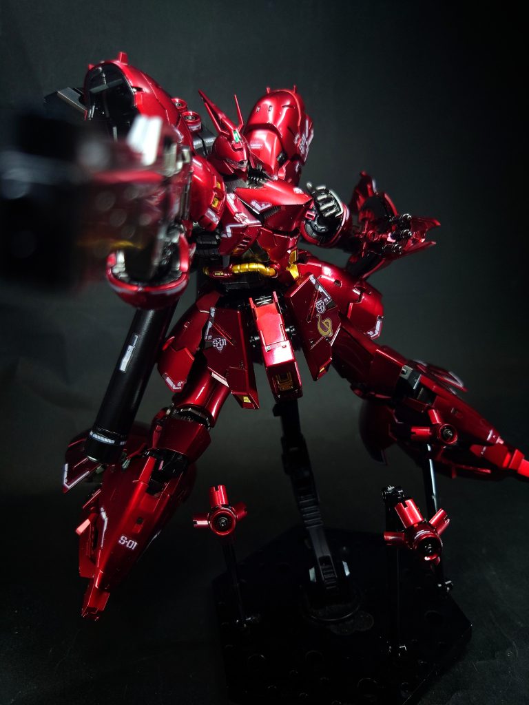 武装ビーム・ショット・ライフル型式番号：ALB-BSR-N4AE社に子会社として買収されたアルバート社によって開発・試作された新機軸の火器[13]。出力は10.2メガワット[8][注 2]、装弾数は30発[13]。上部バレルに集束ビーム、下部バレルに拡散ビーム（ビーム散弾）のふたつの砲口をもち[8][13]、バレル下部のフォアエンドによるポンプアクションによって射撃モードを変更する[14][13]。ビーム・ライフルの万能性と、近距離制圧力を重視したビーム・ショットガンの機能を兼備するが、その機構を持たせるために大型化してしまっている[15]。ビーム散弾は、ビーム帯を弾丸状の粒にして拡散発射する機構で、命中率を高めるとともに敵MSの装甲の物理構造に高エネルギーによる不均衡を生じさせて破壊する効果がある[13]。耐ビーム・コーティングを施した装甲であっても、装甲の広範囲に同時に散弾が命中するため、ビームの拡散効果を飽和させて内部機構にダメージを与えることが可能[13]。連射も可能であり[16]、近接戦闘時に威力を発揮する[8]。劇中では対MS戦からミサイル迎撃まで幅広く用いられるが、νガンダムとの戦闘でビーム・サーベルで切断され投棄される[15]。なお、アニメ版『機動戦士ガンダムUC』ではアンジェロ・ザウパーのギラ・ズールが本武装の改修型を使用している。