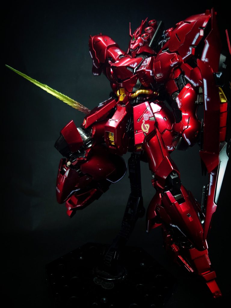 四肢の完成度も高く、徒手空拳での格闘戦も想定されている。ネオ・ジオン総帥がみずから搭乗する機体であることから、脚部は余分な機能を排した耐久性重視の構造となっている[2]。コクピットは頭部に内蔵されており、脱出用の分離機能と推進用アポジモーターによって、被撃墜時の早急な戦線離脱が可能[10]。メインカメラにはモノアイが採用されているが、これはグリプス戦役時代の機体に採用されていたものに改良を加えたものである[8]。