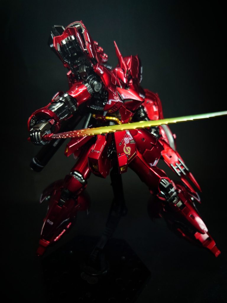 ビーム・サーベル通常の機体の装備と同等出力の、一般的な装備。柄が短縮化された状態で前腕部（手首）ホルダーに収納されており、使用時は射出された柄をマニピュレーターでそのまま保持する[15]。斬撃の瞬間にビーム刃を発生させるアイドリング・リミッター機能を採用している[2]。ビーム・トマホークに出力で劣るぶん、使い勝手に優れている[8]。大型ビーム・サーベルとの二刀流で斬り合うも先端部をνガンダムのサーベルで切断され爆発前に破棄している。