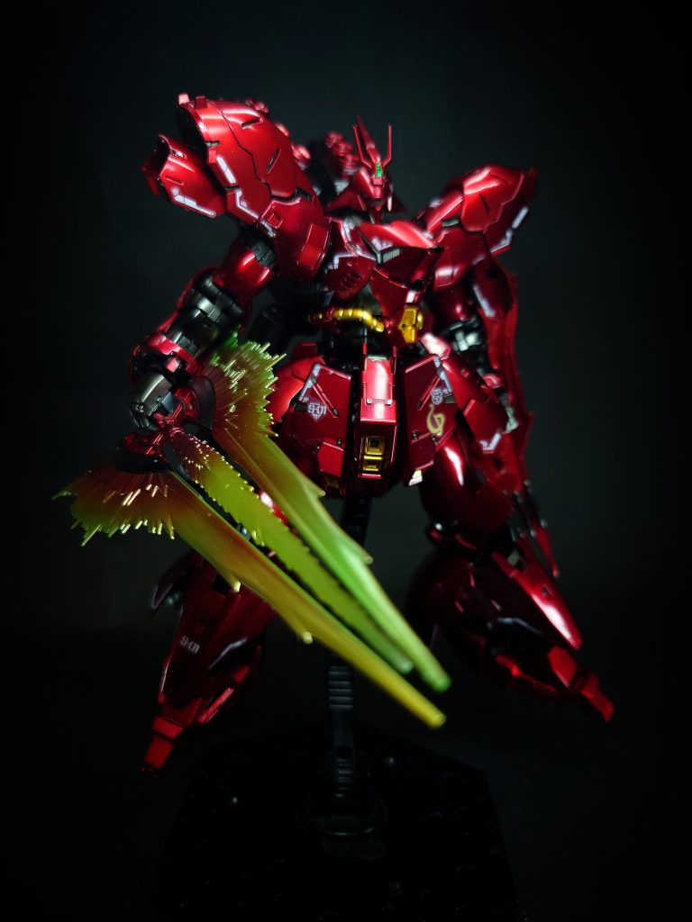 ビーム・トマホーク / 大型ビーム・サーベル専用の接近戦用武装。通常は片刃のビーム・トマホーク[注 3]、最大出力では大型ビーム・サーベルとして使用する。また、エネルギー消費を抑えたヒート・ホークとしても使用可能[8]。ビーム・トマホークは漫画版で使用する場面があるが、ヒート・ホークは映像を含めて使用場面はない。未使用時は柄を縮めた状態でシールド裏面に搭載され、スカート・アーマーに装備することも可能。宇宙世紀0090年代のビーム・サーベルの標準的な機構であるアイドリング・リミッター機能を備える。映画劇中では大型ビーム・サーベルを投げ付け、νガンダムのビーム・ライフルを破壊する。νガンダムとの鍔迫り合いではパワー負けており、焦って大きく斬り込んだシャアをかわしたνガンダムに左腕ごと切り落とされた。カトキハジメによるデザインリファインが行われたプラモデル『マスターグレード サザビー Ver.Ka』（2013年発売）では、左右分割して片刃のビーム・トマホーク2刀流や、それを連結してビーム・ナギナタとして使用できるようになっている。