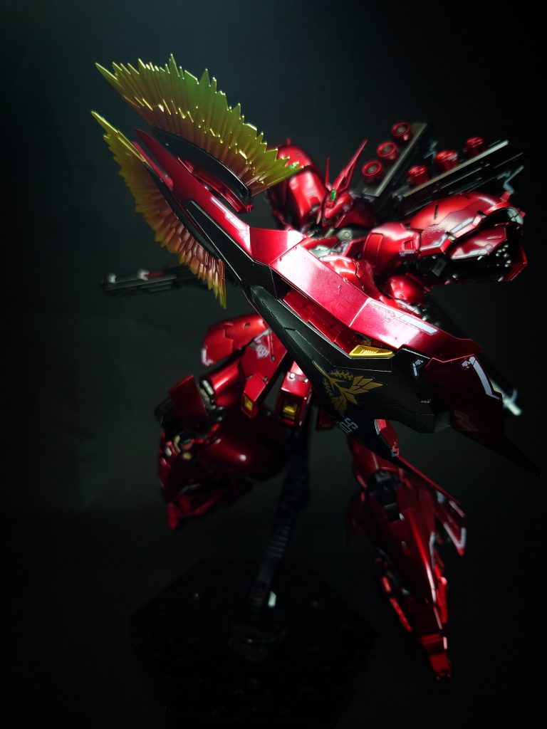 シールド裏面にビーム・トマホークと小型ミサイル3発を装備し、表面にはネオ・ジオンの紋章があしらわれている。本体装甲と同様ガンダリウム合金が用いられており、表面には強力なコーティングが施されている[2]。劇中では遠隔操作で罠を張ったνガンダムのニュー・ハイパー・バズーカの直撃を受けて破壊され失った。PlayStation用ソフト機動戦士ガンダム 逆襲のシャアのオープニングムービーは地球を背景にした小惑星ないし隕石に刺さったこのシールドが陽の光を反射する場面から始まるが、ここでは多少のダメージ痕は認められる物の破壊は免れている。