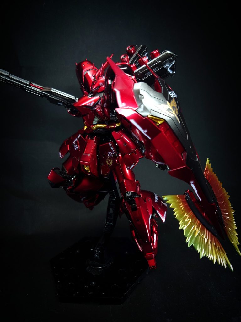 ジェネレーターは内蔵型メガ粒子砲の稼働に対応した高出力型を採用しており、分類上は高火力型の第4世代MSに相当する[10][11]。機体色は当初よりシャアの搭乗を想定していたために赤を基調とした赤系統で塗装されている[12][注 1]。機動力や運動性を重視したνガンダムと比較した場合、サザビーは攻撃力を重視した対照的な機体である[11]。武装