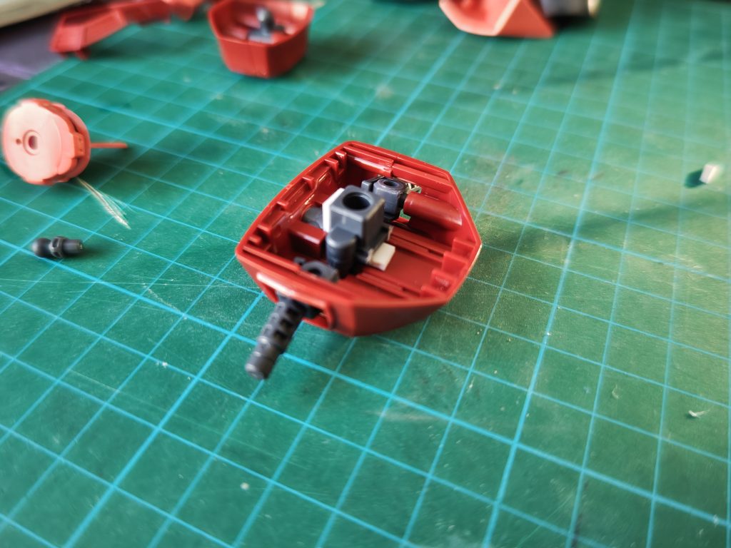 胴体改造。内部ボールジョイント受けの前後を反転(そのままだと干渉するため)しプラ板を間にｾｯﾁｬｺして胴体を延長しています。受けパーツが背面ポリキャップの支えを兼ねており反転させた影響でポリキャップを固定出来なくなっているため、プラ板を間に挟んでポリキャップを固定しています。写真では受けパーツにも切断した痕跡がありますが、試行錯誤の名残りです。カットしなくてもいけるはずかと。再販品は関節がABSからKPSに変更されており、加工しやすいです。