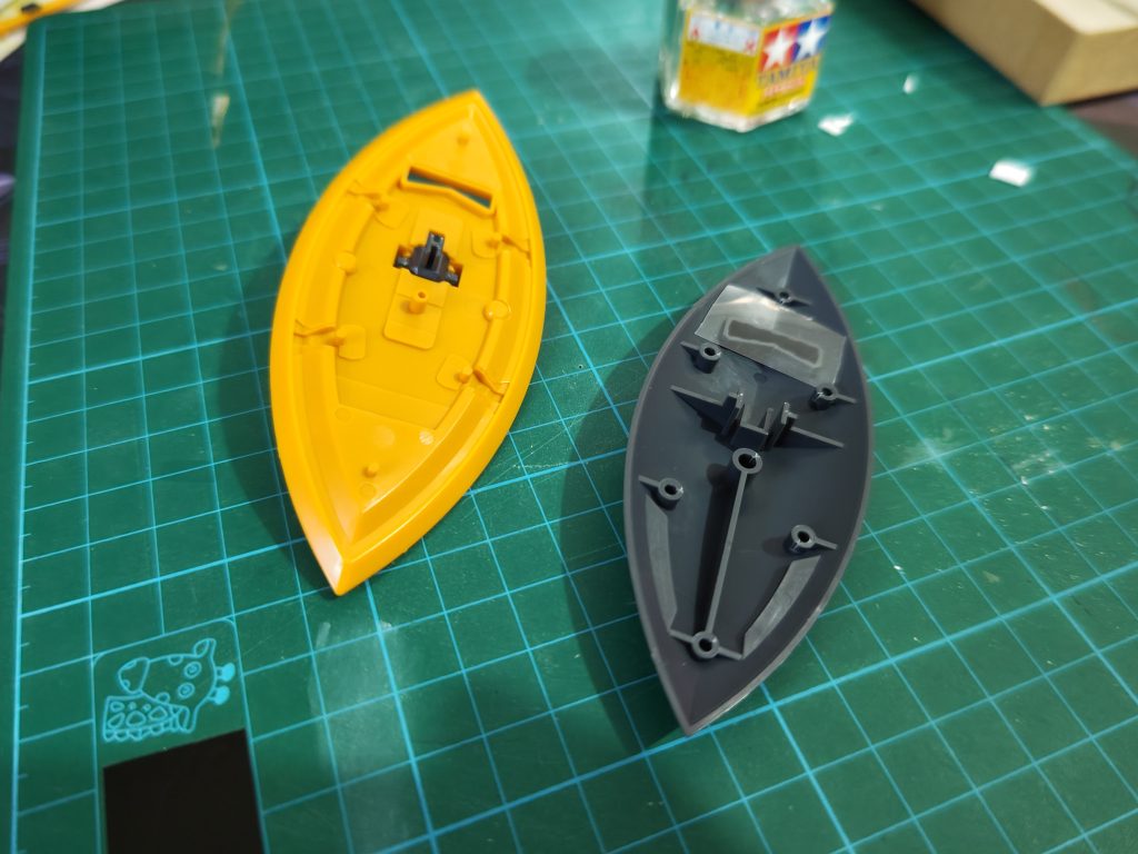 シールドの覗き穴にカードゲーム用の透明スリーブ(カードを保護するフィルムのようなもの)を切ったものを挟んでガードとしています。写真だとわかりにくいですが、肉眼だと割と見えます。