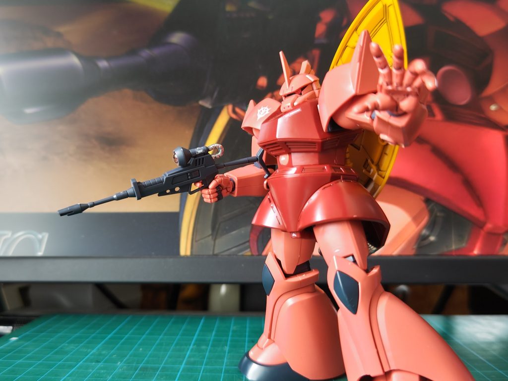 ここまでご覧いただき有難うございました。今後改造素体にするつもりで必要最低限以下しか手を入れませんでしたが、愛着湧いちゃって｢ちゃんと仕上げてやれば良かったかな｣とか思ったりしました。幸いシャア専用ゲルググは再販頻度が高いほうなので2機目が手に入ればちゃんと仕上げてやろうと思います。