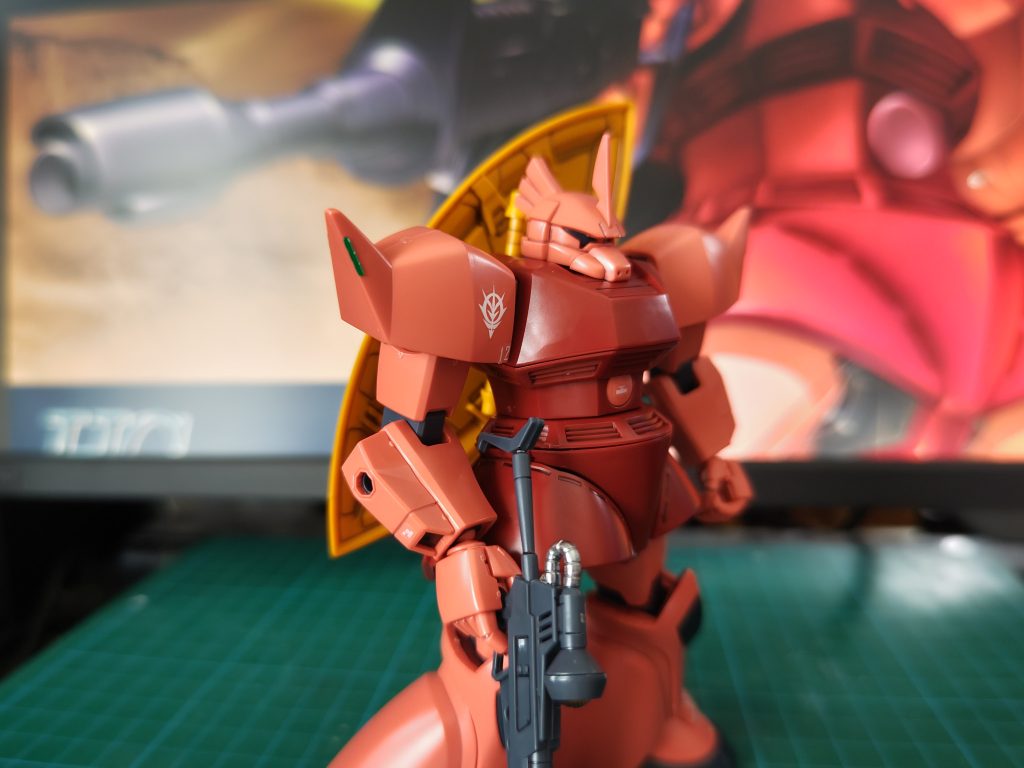 PS4/PS5用ゲーム、機動戦士ガンダム バトルオペレーション2を真似て左肩に赤、右肩に緑のセンサーをカスタマイズマテリアルのメタリックシールで再現しました。また、モノアイ部分もメタリックシールを貼っています。このシール、光を反射してキラリと光るのがカッコイイんですよね。