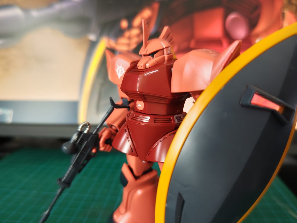 シールドを手に持たせて。個人的にシャア専用ゲルググはシールドを背負っているイメージがあるんですがこちらも悪くないですね。