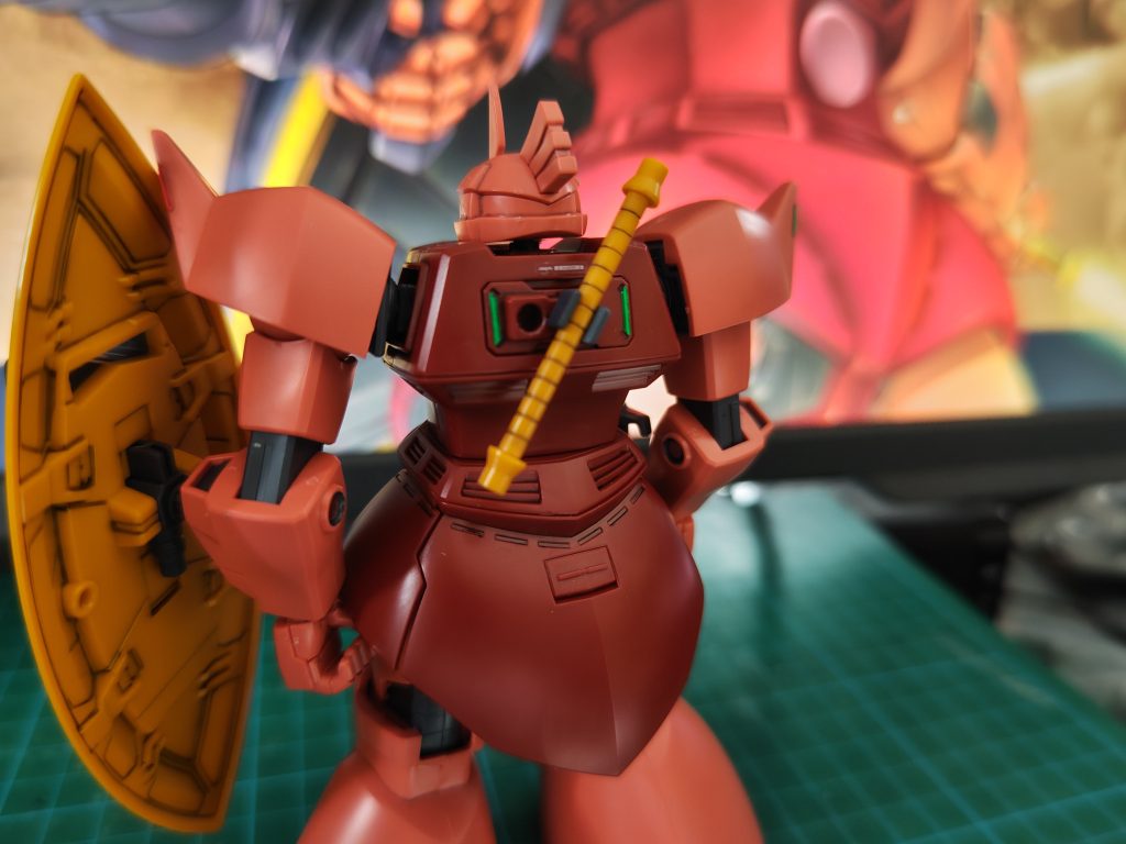 シールド内側は本来グレーですが今回は無視。バックパックがないデザインは寂しく感じると同時に｢これぞゲルググよ！｣とも感じさせるナイスデザイン。背面もバトオペ2を参考にメタリックシールをペタリ。あと肘関節の内側に余ってたホイルシールを貼りました(なんのだったかな……？)