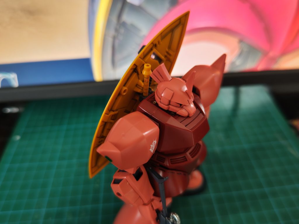 頭部周辺。丸モールドは金塗装でアクセントに。肩と胴の合わせ目が気になりますが、部分塗装のアクセントで視線を誘導して誤魔化そうという算段です。