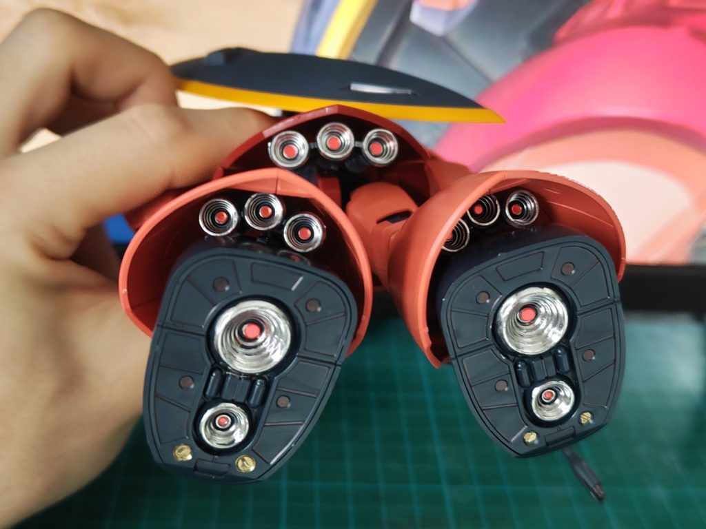 下から。ｷｬｰｴｯﾁｰ。手頃なスタンドがないので鷲掴みで失礼。ガンダムマーカーEXメッキシルバーで部分塗装。赤い部分はメタリックシールを貼っています。さっきの首元もそうですがアクセントでド派手な部分を用意するとそこに視線を誘導出来て他の作りの甘さを誤魔化しやすいような気がします。