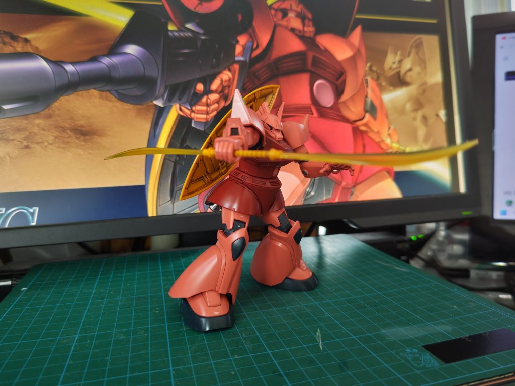 ナギナタ抜刀。ゲルググといえば、という武装ですね。ハンドパーツとグリップのサイズが合ってないのでスカスカ、ポージングは結構苦戦しました。