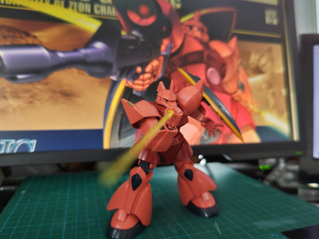 (多分)シナンジュ・スタインに付属していたサーベル刃をつけて｢片刃｣に。ナギナタの片刃展開自体は前からあったはずですが、バトオペ2にシャアゲルが実装された際の武装｢ビーム・ナギナタ(片刃)｣の下格闘モーションがギャンのものと同じで興奮しました。……ここまでバトオペ2の話をちょくちょく出してますけど、私はバトオペ2やって無いです(動画は見てますが)。デザインのアレンジ、モールドが秀逸なんですよね。