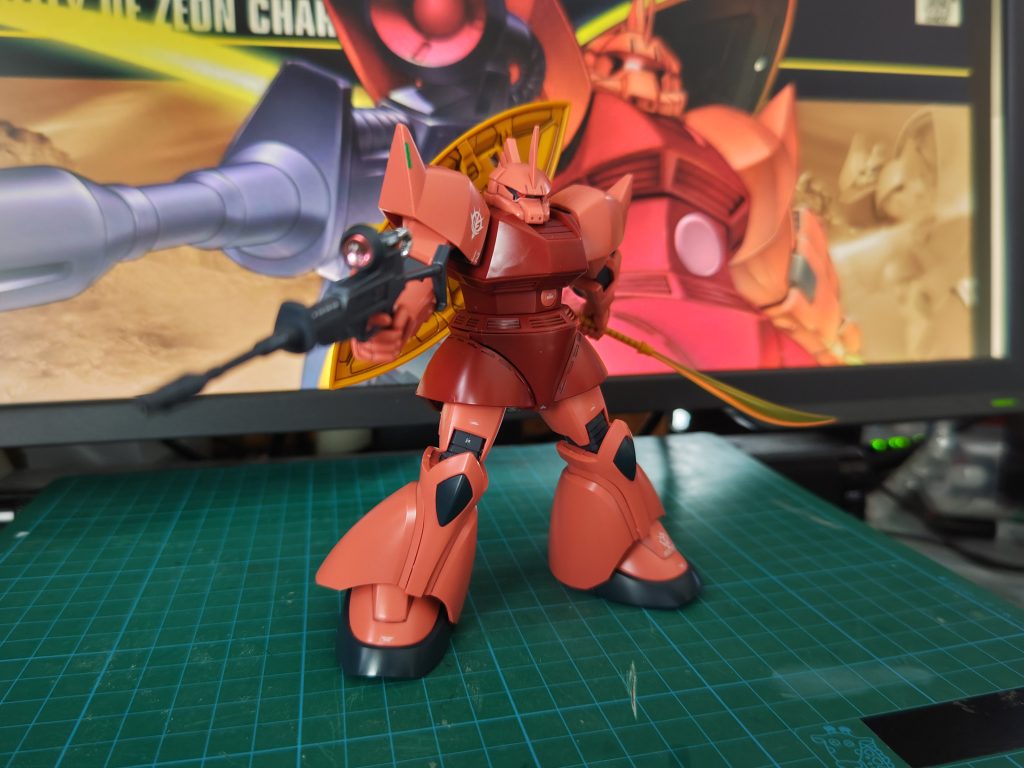 ビーム・ライフル。センサーにカスタマイズマテリアルのクリスタルシールを貼り付け、チューブ部分はEXメッキシルバーで塗装しています。(ピントが本体に持っていかれてますね……)EXメッキシルバーはメタルパーツに勝るとも劣らない質感に仕上がるのでアクセントとしてオススメです。塗膜が非常に弱いうえにトップコートで質感が死ぬので保護も出来ないのが弱点ですが、ペンでちょいちょいと塗ってやるだけで十分なのはやはり手軽でいいです。