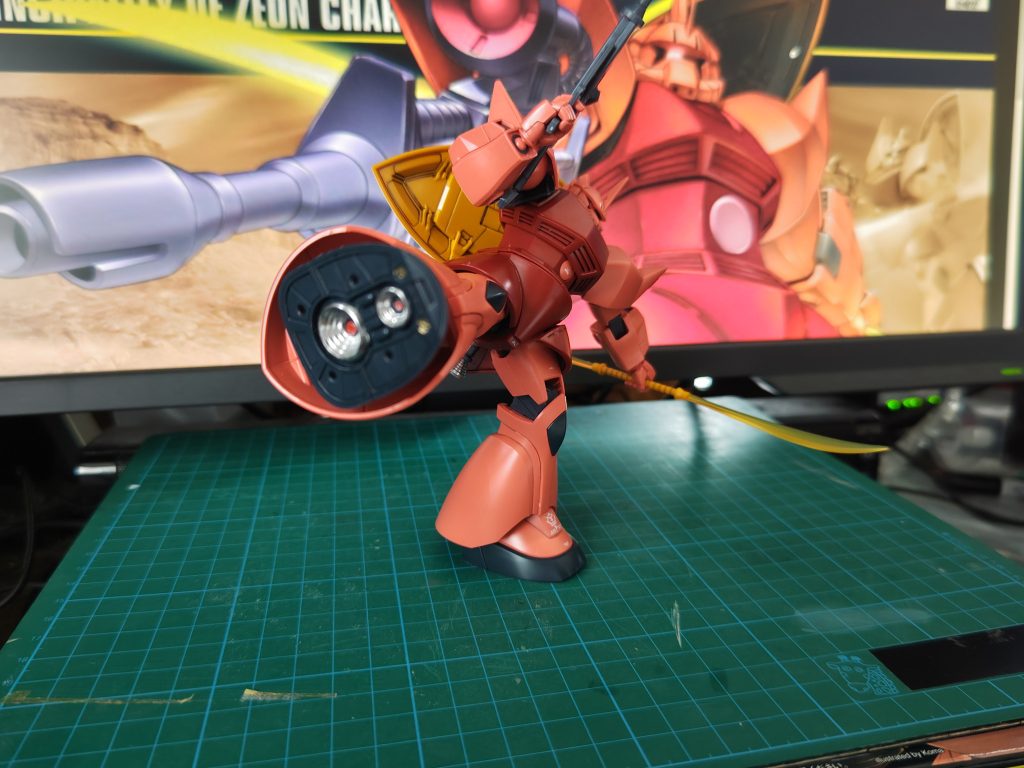 大佐キック。可動域は正直良く無いですが十分かと。足が大きいので片脚立ちも出来ます。脚を上げると塗装したスラスターが見えますね✨