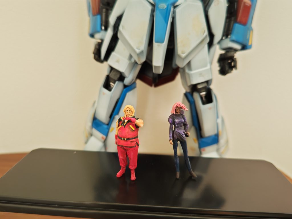 とまあ、実写版を想定した二人です。ifのみの存在と考えるとギャンキャノンとかの仲間といえる・・でしょうかちなみに背景として置いたのはPGのΖ。発売当時に作ったものですのでかれこれ20年モノです。猫も杓子もMAX塗りが時代を感じさせます。変な色浮いてきてます。