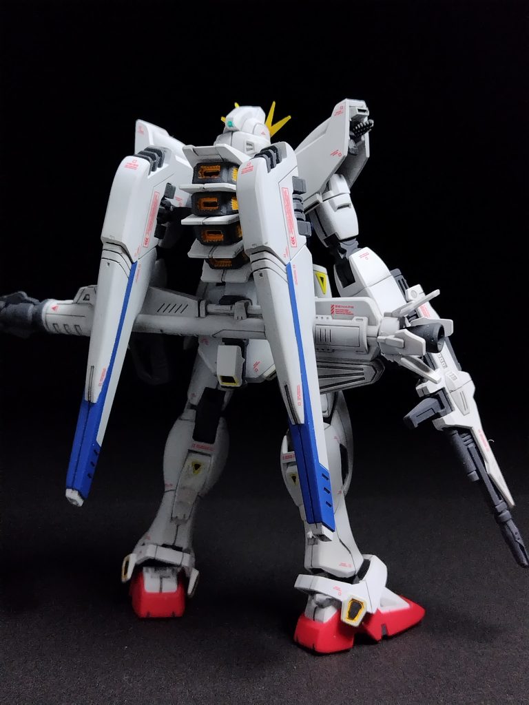 肩アーマーが大きいので2mmほど幅詰め。腹、股、腿、膝、足首で合計5〜6mm縮めてます。全体を短くしたので、それに合わせて上腕と下腕で合わせて2mm短縮しました。