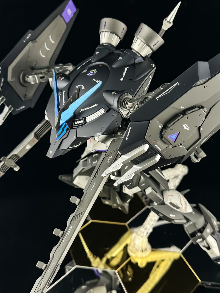 強襲形態かなり大きく、重いです。推奨のアクションベース４を使用してますが自重で曲がりそうです。でも構造はシンプルなので動かしやすく変形が単純なこともあり扱いやすいです。バックパック展開に合わせて頭部が沈むギミックも単純ながらグッド。