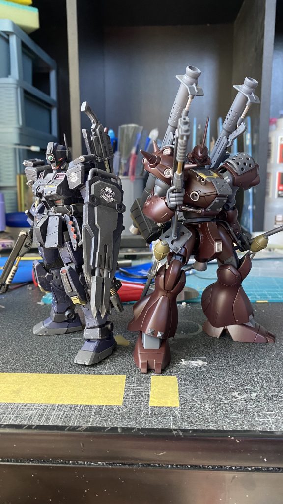 初投稿のジムパニッシャーとツーショット。ライバル機という設定です。