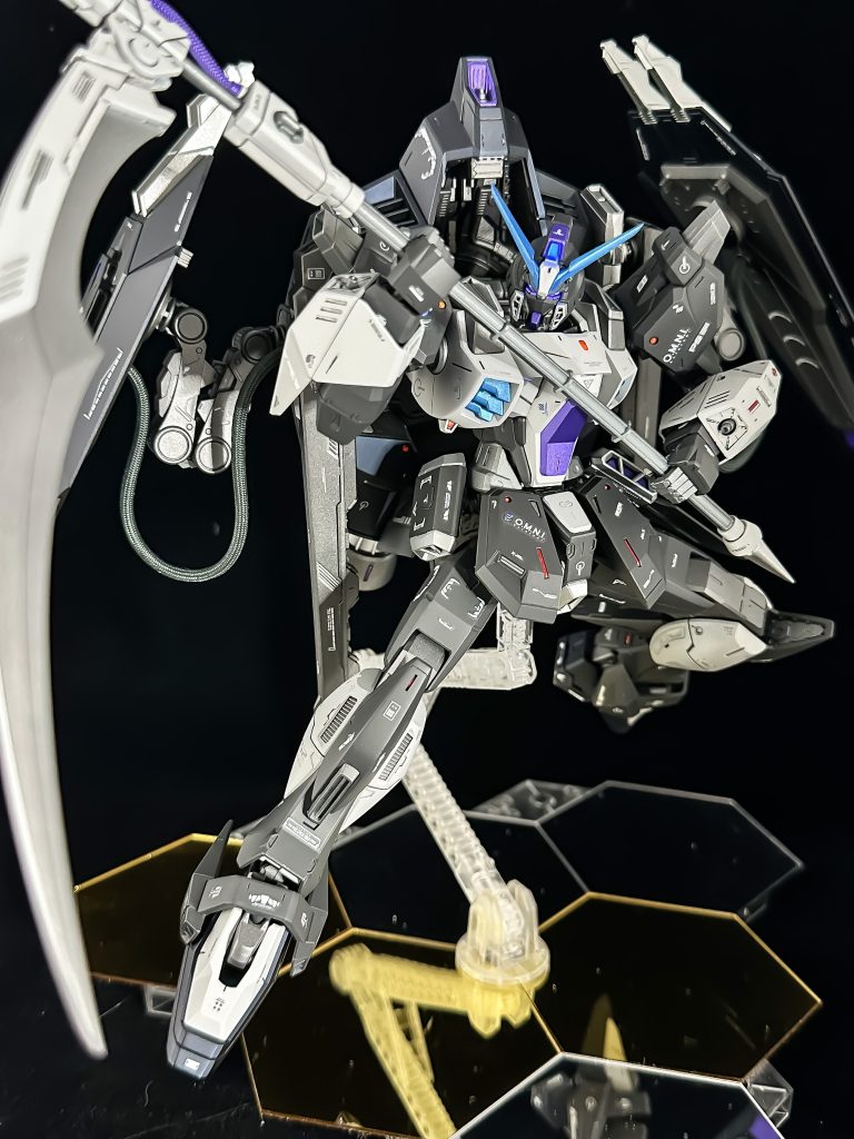 本当に何もいじってないのでカラーレシピを。本体濃いグレー：ガイアEXホワイト３０％＋ガイアEXブラック７０％本体薄いグレー：ガイアEXホワイト９５％＋ガイアEXブラック５％バックパック：ガイアプリズムブルーブラックメタリックブルー：クレオスGXメタルブルーメタリックパープル：ガイアGXメタルパープルスラスターなどシルバー：ガイアEXシルバー＋クレオスクリスタルカラーダイヤモンドシルバー少々フレーム：ガイアガンメタサフセンサーブルー：ガイアエナメル蛍光ブルー（キットそのままでもブラックライトに反応します）各部レッドポイント：ガンダムマーカーロイヤルメタレッド 最後まで見ていただきありがとうございました！