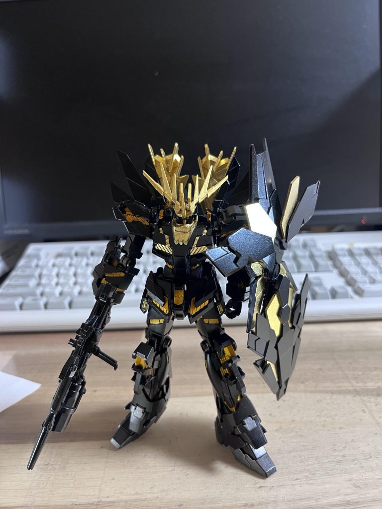 胸から上の金箔は純金箔です。箔の貼り方の動画を見ながら貼ったので失敗しまくって、各パーツでHGズゴック買えるぐらいの材料費がかかりました🥲