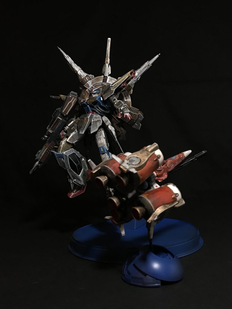 全体図左側からのハイライトは光(ムウさん)に照らされて浮かび上がる天帝クルーゼを表しています。