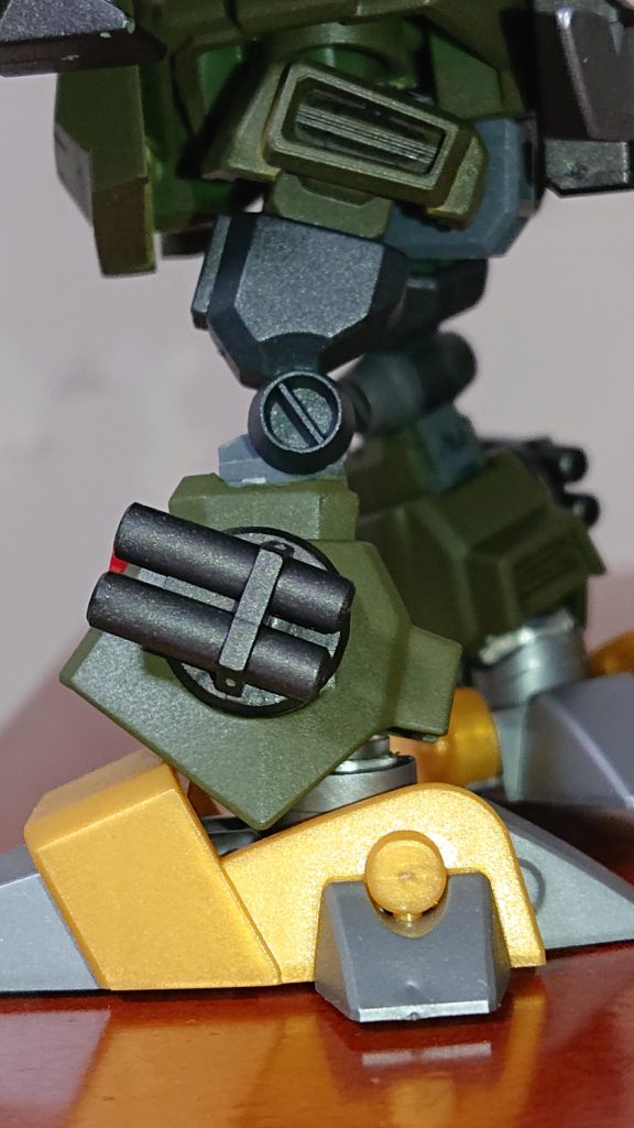 足のアップ♪膝のサイドはディテールアップパーツ。フロントアーマーはリントヴルムを組んだ時に余ったインパルスの部品であろうフロントアーマーを適度な所で切って接着。サイドアーマー付近は、たぶんインパルスの肩のパーツと胸のダクトを使いました☀️足首は市販のストローを適度な長さで切って３枚重ねてキツさを調整してます♪♪