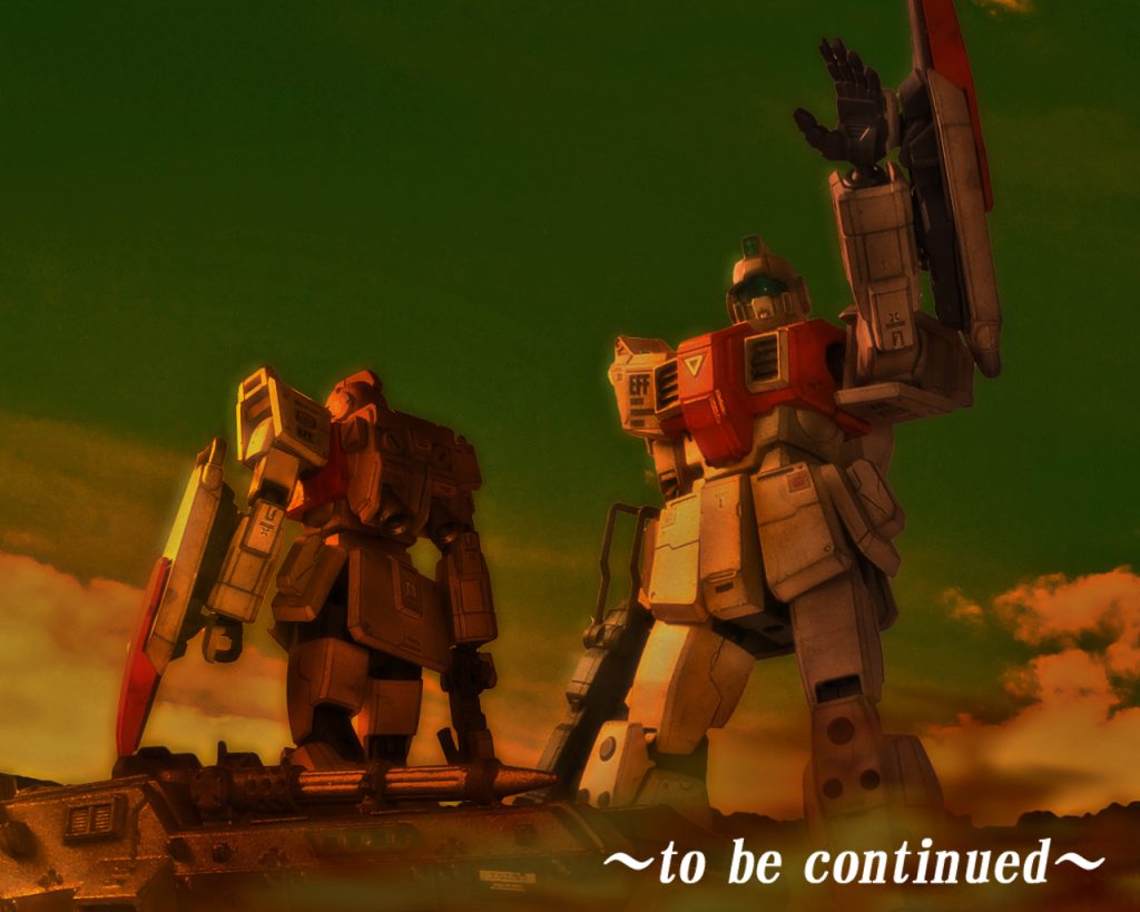 全ての作業が終了すると辺りは夕焼けで赤く染まっていた。ニッカードはマリアと呼ばれる婦人と別れの挨拶をし、ネスカは子供達がジムに手を振っている様子をカメラに収めていた。ジムも応えるように手を振ると子供達は喜んだ。その姿を見てネスカはこの村と連邦軍の関係性は良好なものなのだろうと感じた。全員車両に乗り込み村を後にするとネスカはニッカードに言う。「ありがとうございました。とても良い取材ができました」「そりゃ良かった。戦争は決して我々軍人だけでなく様々な人間に影響を与えているのが分かったかの?」「ええ。奪われる命もあれば守られている命もあると。ただそれでも正しい戦争なんてのはないと思います」「それで構わんよ。正しさは人それぞれじゃて」ニッカードは少し疲れた様子で帽子を目深に被り一眠りしようとする。「その真っ直ぐさ、誰かさんと同じ目じゃの…」「何か?大尉」「…おやすみ、お嬢さん」〜to be continued〜