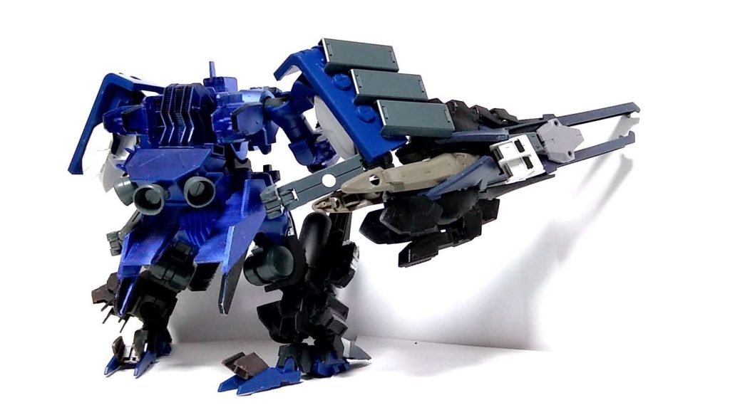 本作の特徴である超大型レールガンはシールドと背中のアームを介して装着しています。