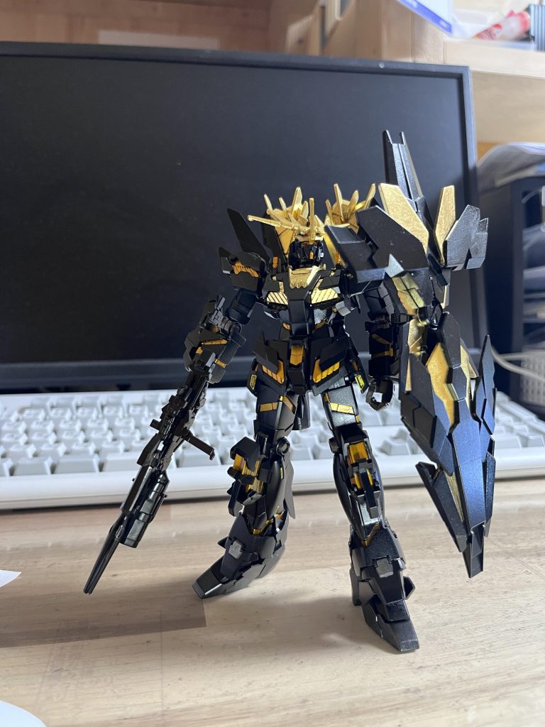 金箔が映えるように本体は黒をメインに墨黒などで塗っておきました。金箔なのを忘れてスミ入れしたので拭けてなかったり、黒の本体に金箔の粉が飛んでしまったり...やっぱ、金箔なんて素人が触るものじゃないと痛感しました😂