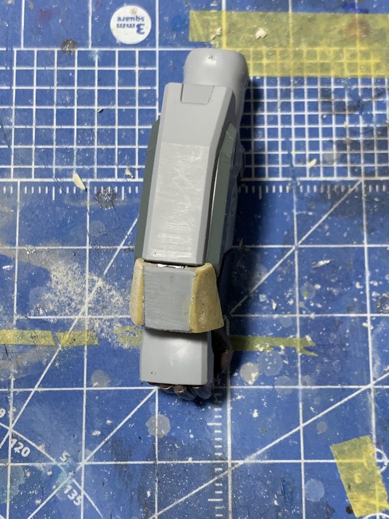 エングレービング除去のシーン袖部分は1部形状が異なるため、プラ板とパテを使って角張った普通のデザインに戻しています。