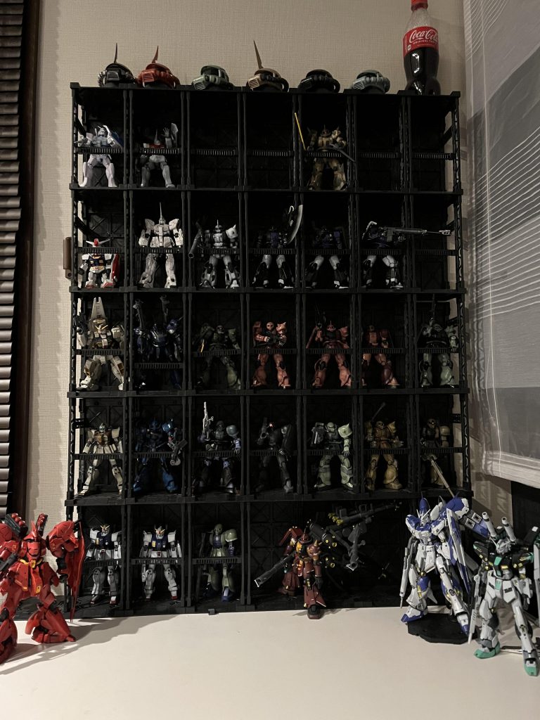 ザク納庫もそろそろいっぱいでございます💦さてさてサザンクロスザクの2体作らねば！っていうか残り二体いつ出るんですか？年内には揃えたいのになー