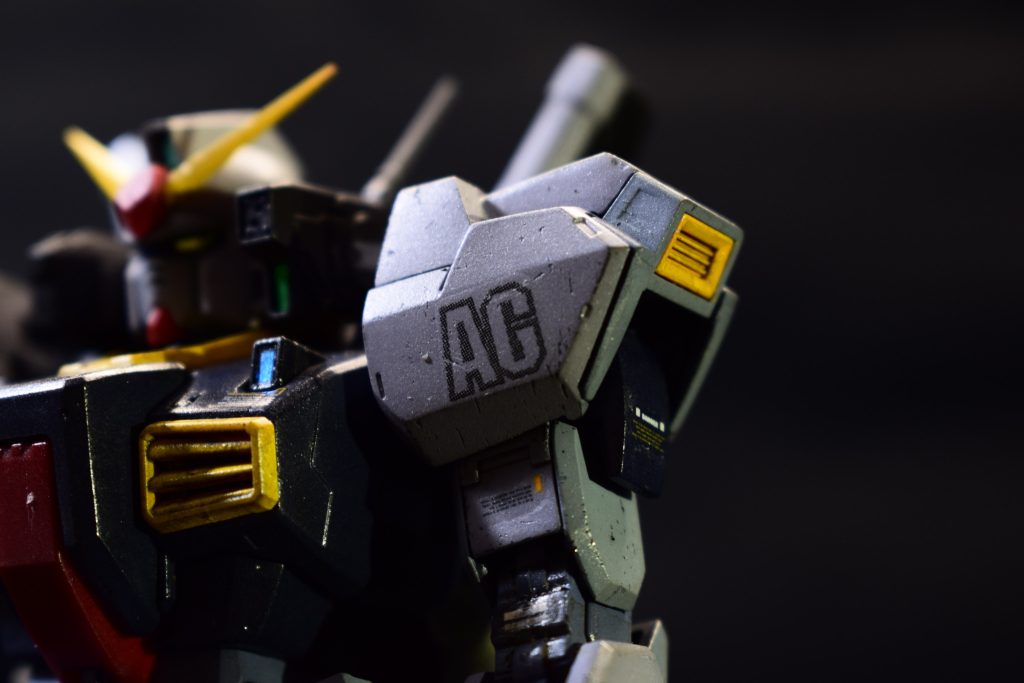 イメージはジャブロー降下からニューホンコンあたりの地球での戦闘です。ガルダ級で移動するわけですが、そんなに補給物資は多くないはずなので、傷だらけのダメージ表現をしてみました。スケール感を意識して細かい小さな傷をデザインナイフでつけてます。下地に塗った黒が露出させてます。