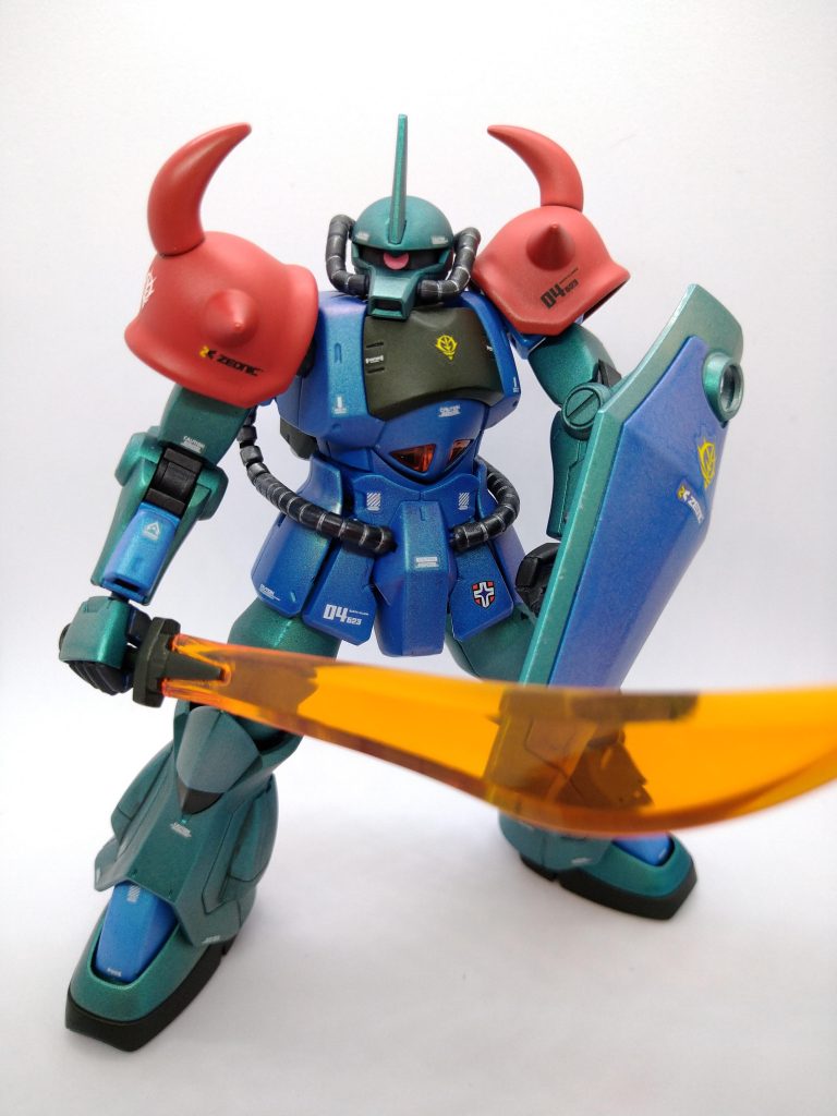 武器を持たせて。メインカラーはクレオスさんの青竹色を使いました。少し緑がかった絶妙な青色で、お店で見かけて一目ぼれした塗料です。