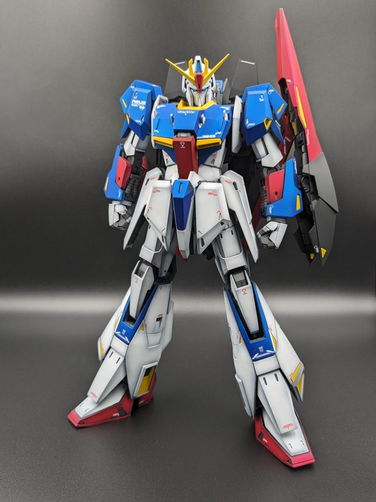 RX-78と同様にトリコロールカラーのアレンジに悩みました 青が多くて、MSというよりスーパーロボット物（コンバトラーVとか）を洗練したようなカッコよさなので、強そうな兵器感を出せる気がしなくて・・ 