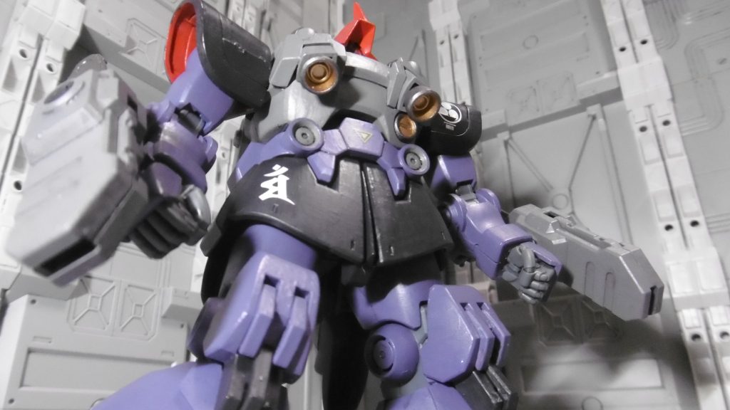ドムR35側にある胸部バーニアは、SDガンダムの隠密頑駄無が一時使った「高機動ばーにあ」として。主に要塞や拠点進入時の緊急脱出用。腰には隠し武器として焙烙玉(ほうろくだま。簡単に言えば爆弾)を仕込んでいる設定で、グレーの丸い2箇所がソレ。拡散ビーム砲を威力なし閃光弾として使うつもりでしたが、エネルギー管理の都合上元のR35と同じくオミット。