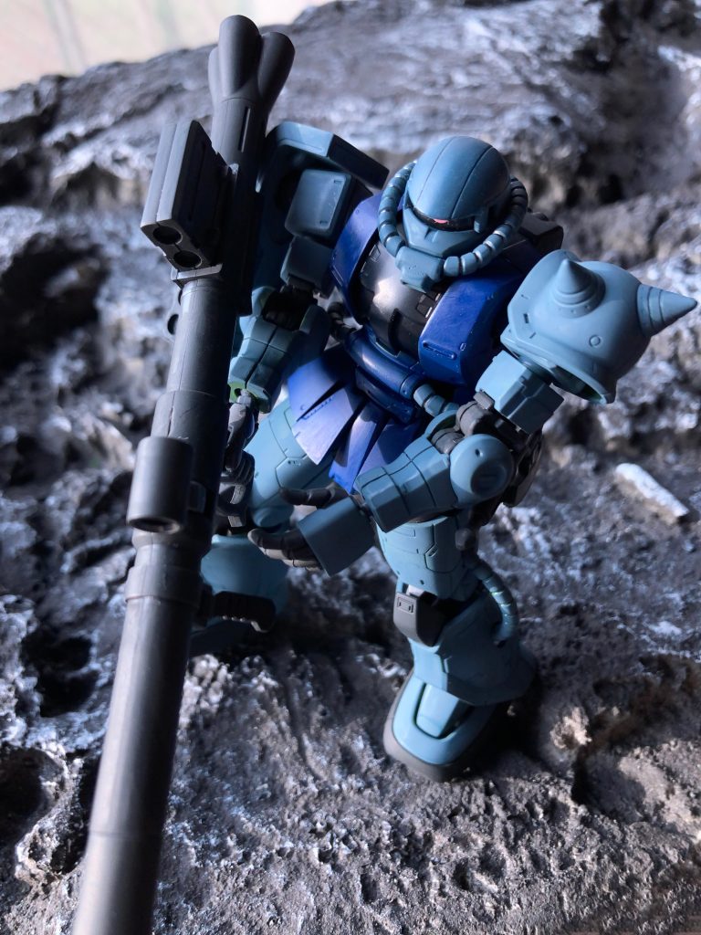 バズーカを敵に当てた後のザクさん。---- 熟練のパイロット「見ろ、こっぱみじんだ。」