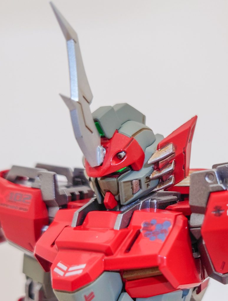 頭部はできるだけオリジナルのデュエルガンダムから遠ざけるよう、ブレードアンテナも角の用にしてみました。結構この頭部気に入ってます👍