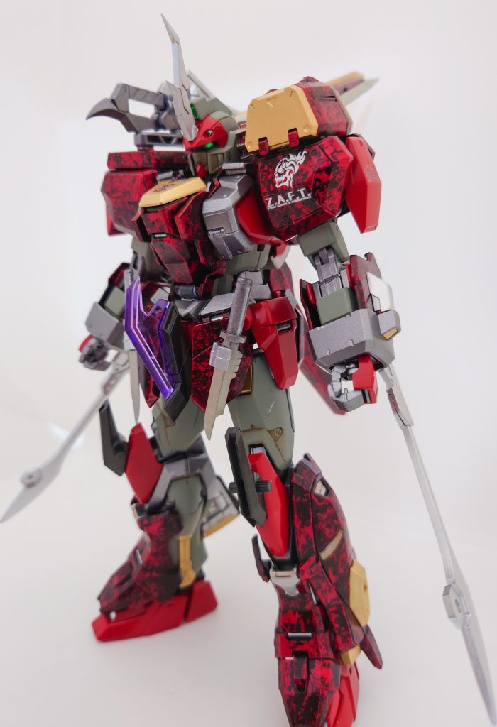 エクスパーダデュエルの時に装着していた両腕のブレードはこちらの装甲にも装着可能です。それと、フロントスカートにはナイフを取付けてあります。