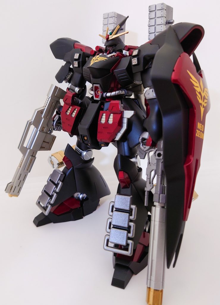 側面シールドとビームライフルは、元々のサザビーのものを持たせてあります。