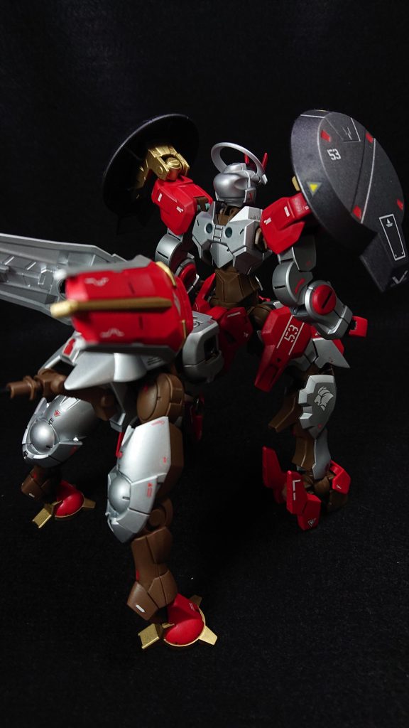 使用した塗料タミヤカラースプレー・レッドブラウン・ゴールド・シルバーリーフ・ガンメタルガンダムカラースプレー・MSサザビーレッド